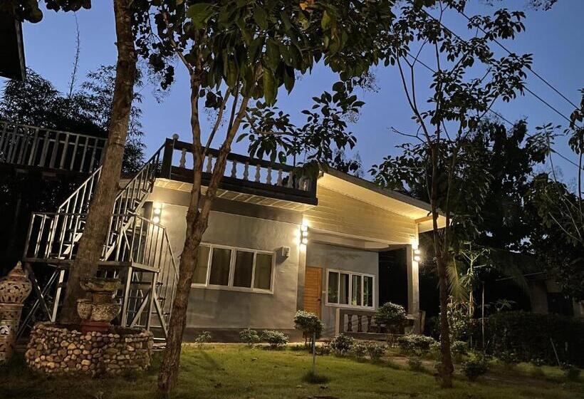 Номер Стандарт Трехместный, บ้านภัทร์จรัส น่าน   Baan Patjarad Nan