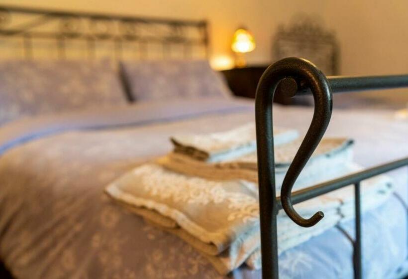 اتاق استاندارد سه تخته با چشم‌انداز استخر, B&b Podere Calvanella