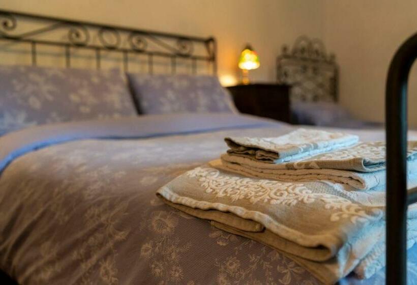 اتاق استاندارد سه تخته با چشم‌انداز استخر, B&b Podere Calvanella