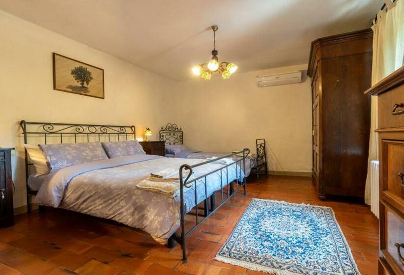 اتاق استاندارد سه تخته با چشم‌انداز استخر, B&b Podere Calvanella