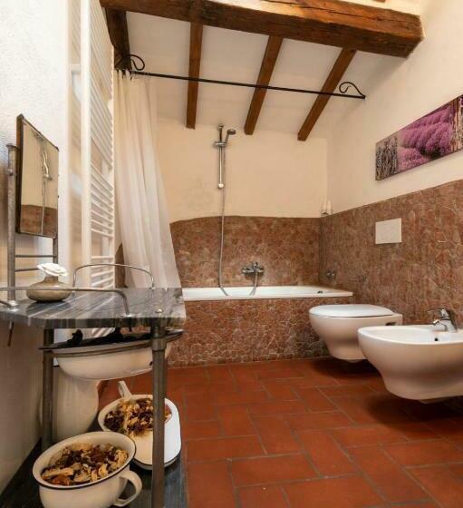 اتاق استاندارد سه تخته با چشم‌انداز استخر, B&b Podere Calvanella