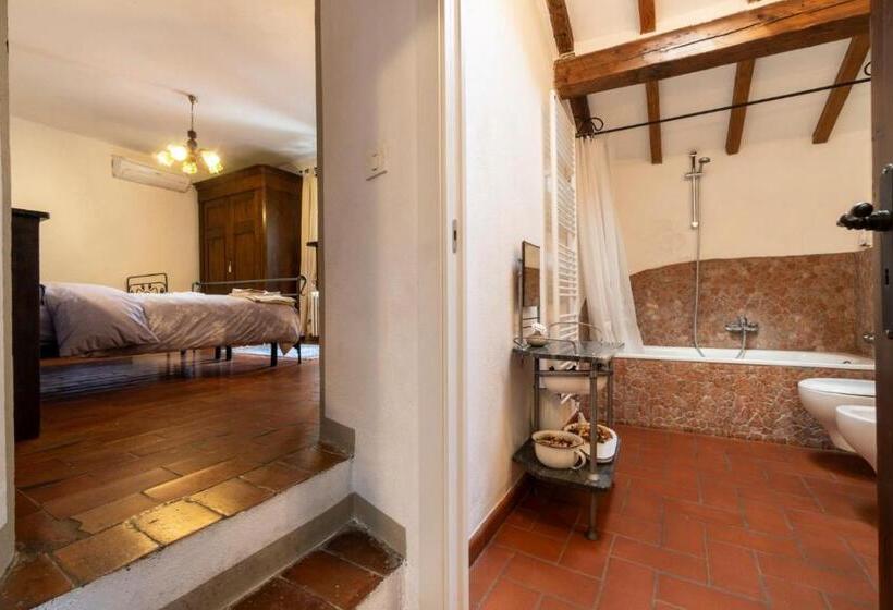اتاق استاندارد سه تخته با چشم‌انداز استخر, B&b Podere Calvanella