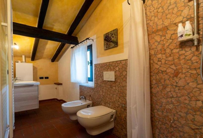 سوییت جونیور با چشم‌انداز استخر, B&b Podere Calvanella
