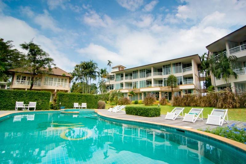 اتاق سوپریور با چشم‌انداز استخر, Maka Thanee Resort