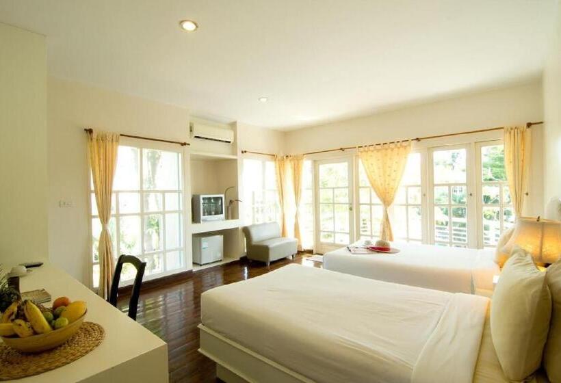 اتاق سوپریور با چشم‌انداز استخر, Maka Thanee Resort