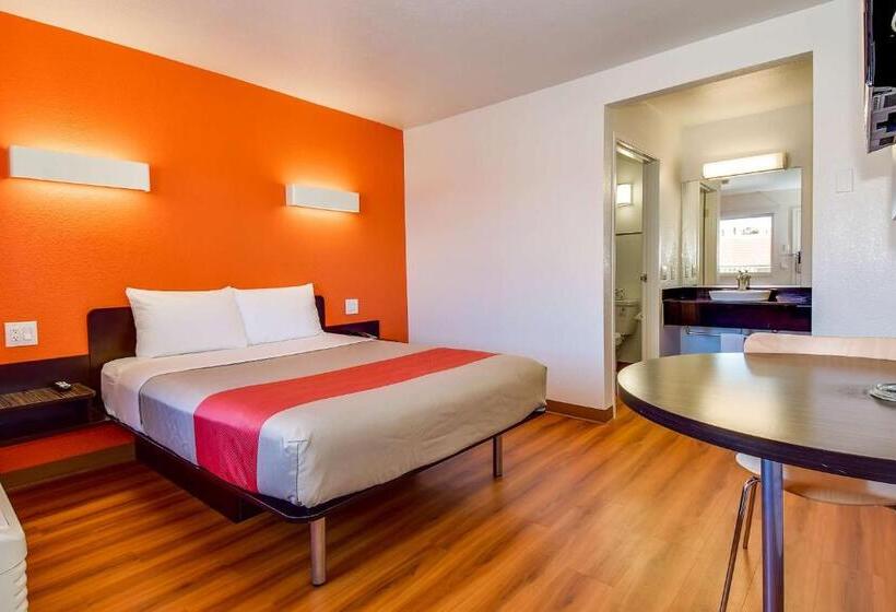חדר סטנדרט מותאם לאדם עם מוגבלויות, Motel 6 Riverside, Ca  South
