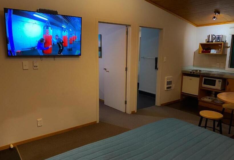 Семейный Номер, Waitomo Lodge