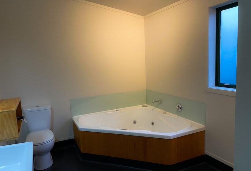 Семейный Номер, Waitomo Lodge
