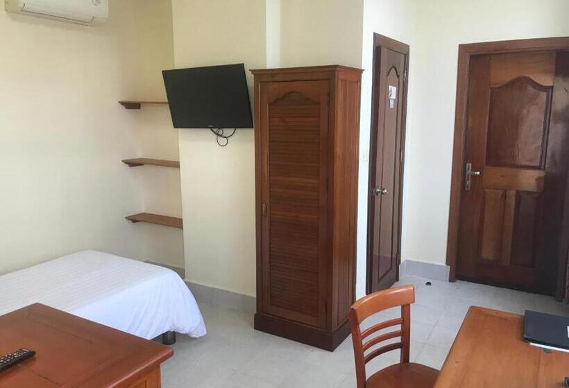 اتاق استاندارد یک نفره, Don Bosco Hotel School