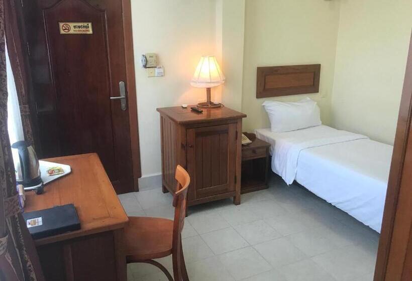 اتاق استاندارد یک نفره, Don Bosco Hotel School