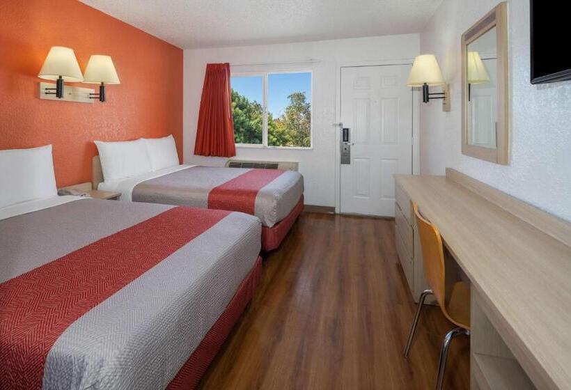 Четырехместный Номер Стандарт, North Hills Inn