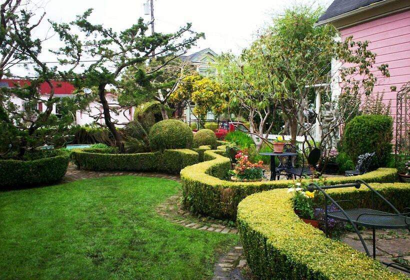 이코노미 룸, Gingerbread Mansion