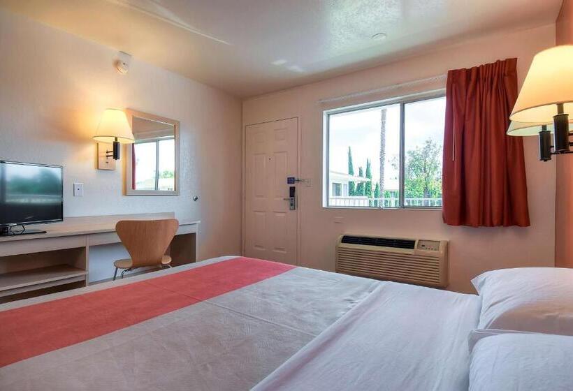 适合残疾人使用的标准间, Motel 6 Stanton, Ca