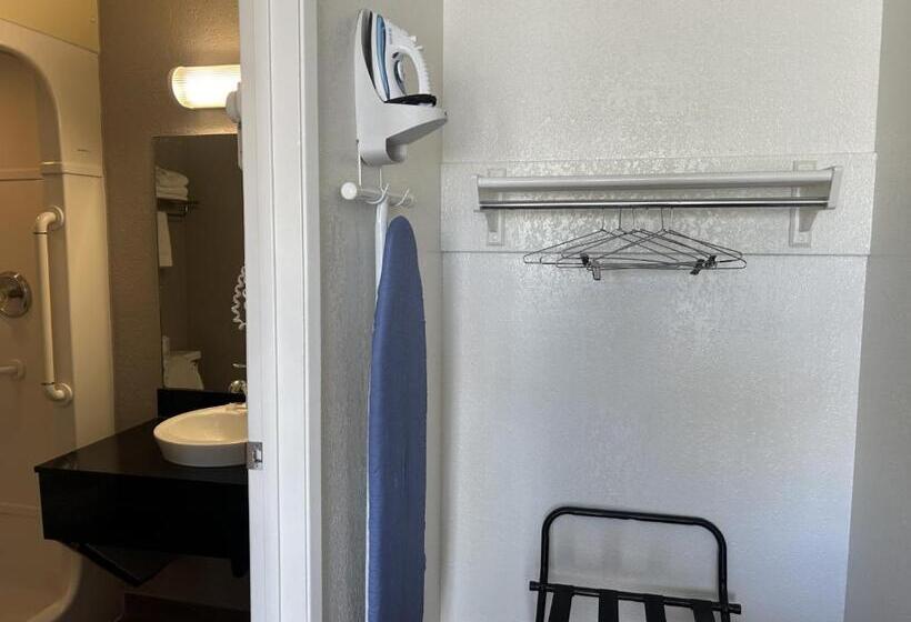 Четырехместный номер Премиум, Motel 6 Stanton, Ca
