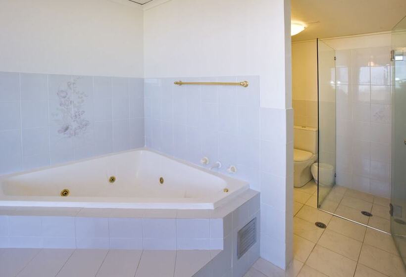 1 Bedroom Penthouse Apartment, Tradewinds Apartments