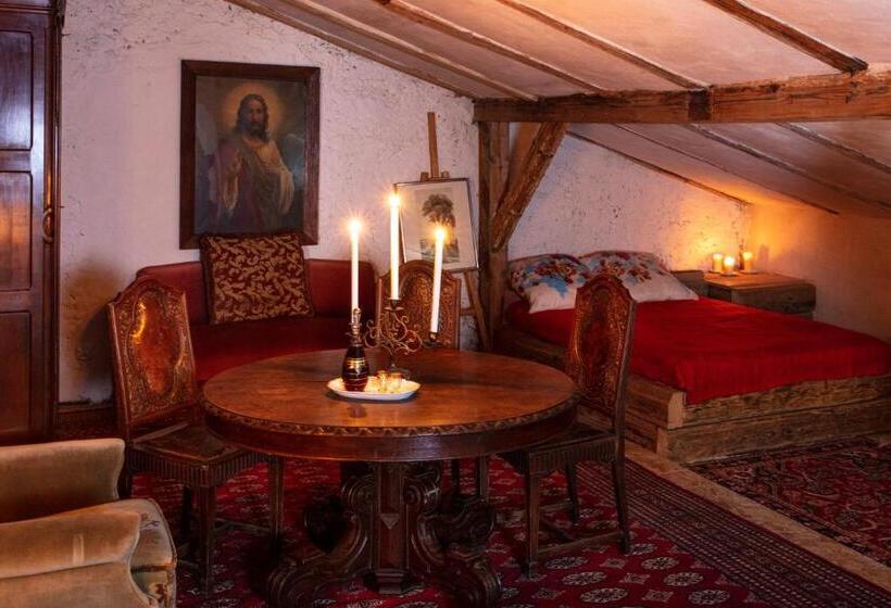 Семейный Номер, Pałac Gorzanów