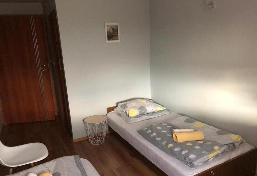 Номер Стандарт, Stajnia Pod Dębem