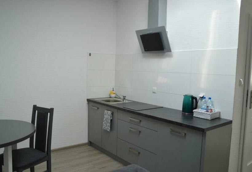 豪华三人间, Hostel Adabet