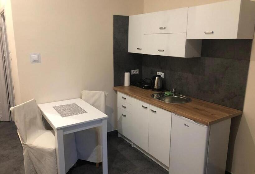 استودیوی استاندارد, Sanktuarium Snu Apartments