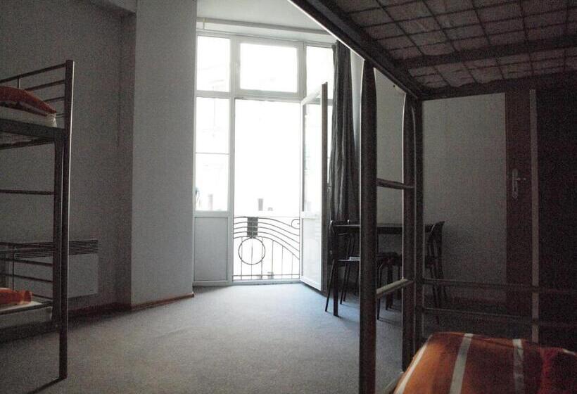 اتاق استاندارد چهارنفره با بالکن, Constitution Square Rooms