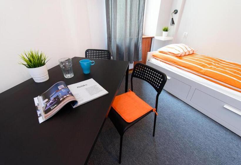 اتاق استاندارد سه نفره, Constitution Square Rooms