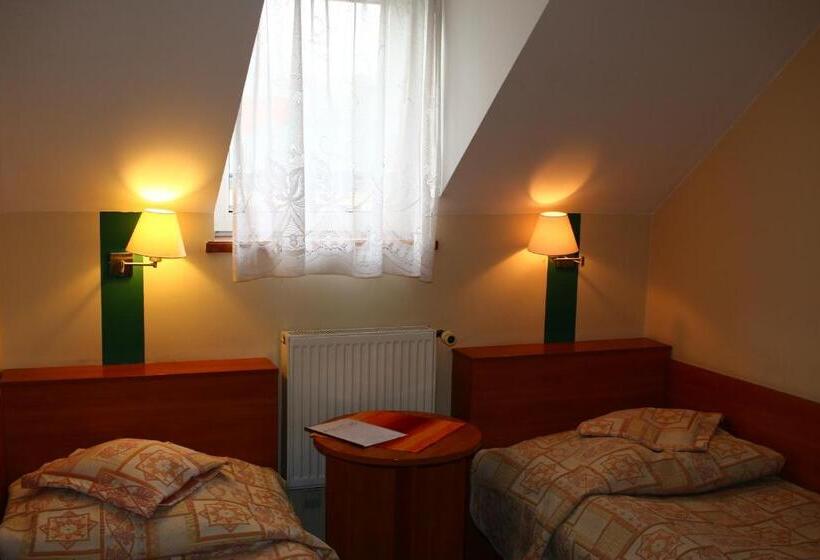 اتاق استاندارد چهار تخته, Amicus żoliborz