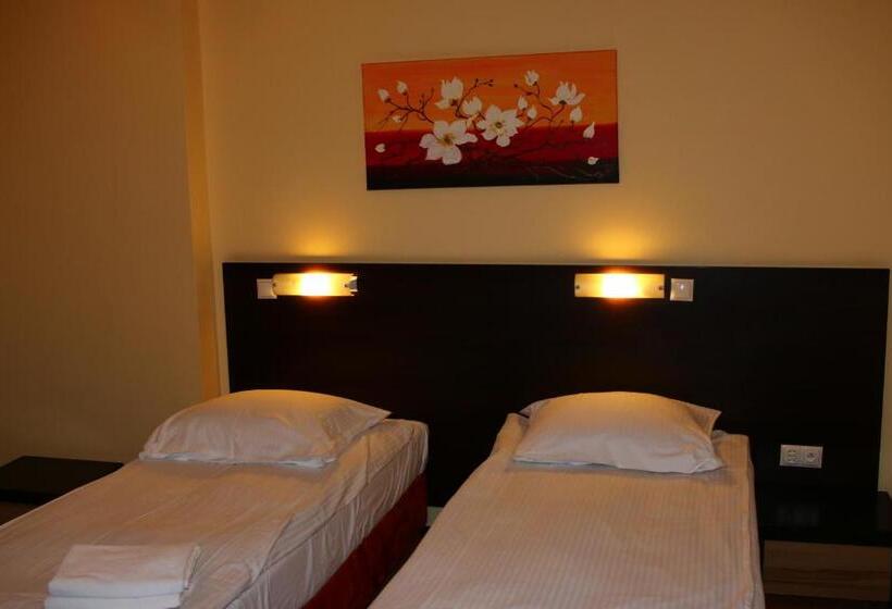 اتاق استاندارد چهار تخته, Amicus żoliborz