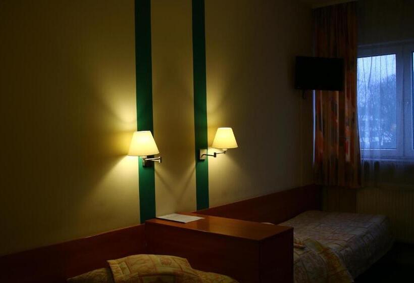 اتاق سهنفرۀ استاندارد با سرویس بهداشتی بیرون از اتاق, Amicus żoliborz