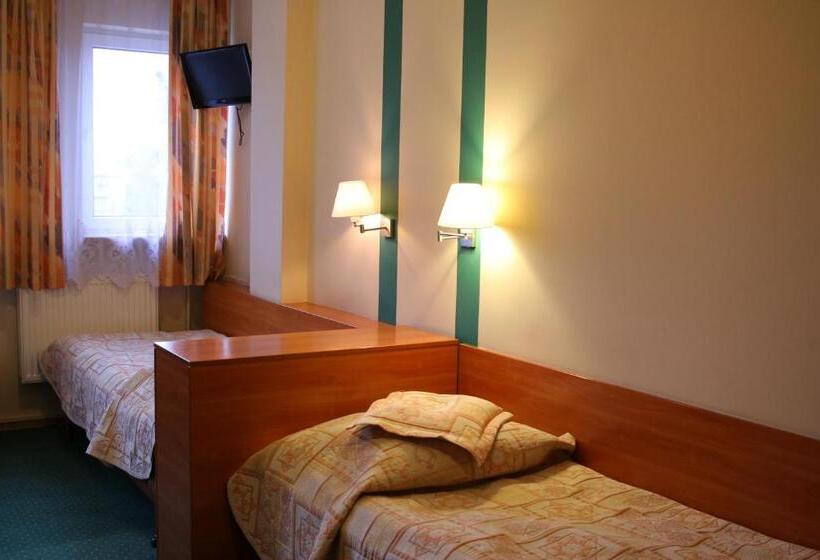 اتاق سهنفرۀ استاندارد با سرویس بهداشتی بیرون از اتاق, Amicus żoliborz