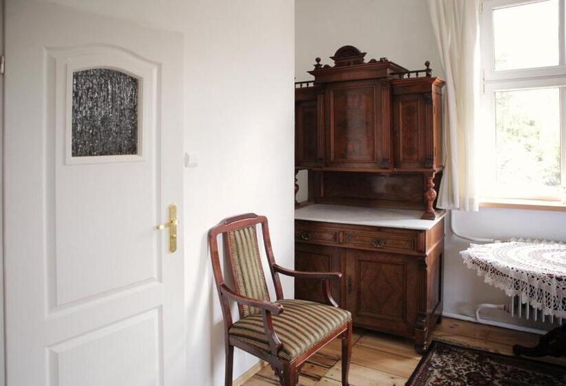 سوئیت جونیور با چشم‌انداز باغ, Villa Navigator