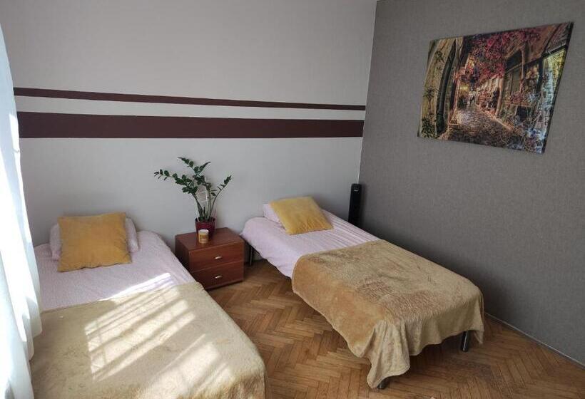 اتاق سه‌نفرۀ استاندارد با سرویس بهداشتی بیرون از اتاق, Vistula City
