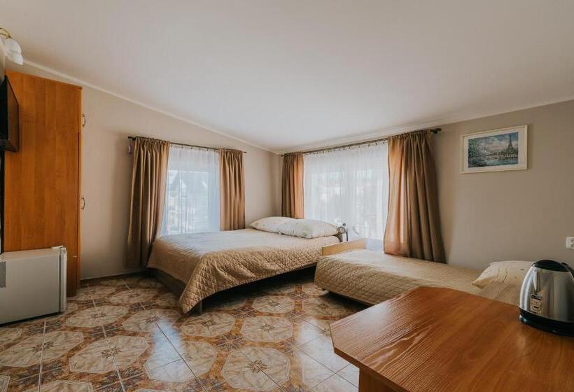 Quarto Triplo Estandar, Willa Tina