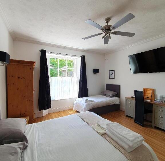 Quarto Triplo Estandar, Midway Guest House