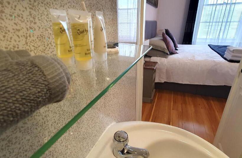 Quarto Estandar, Midway Guest House