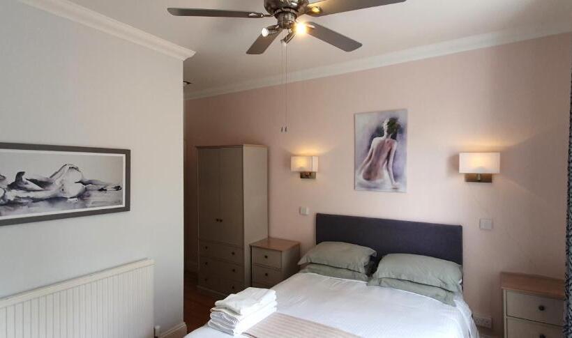 Quarto Estandar, Midway Guest House
