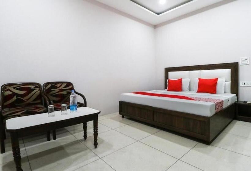 اتاق لوکس با تخت بزرگ, Malaya House   Couples, Family, Corporate Favorite   Near Bmc Chowk Iconic Mall