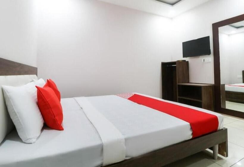 اتاق لوکس با تخت بزرگ, Malaya House   Couples, Family, Corporate Favorite   Near Bmc Chowk Iconic Mall