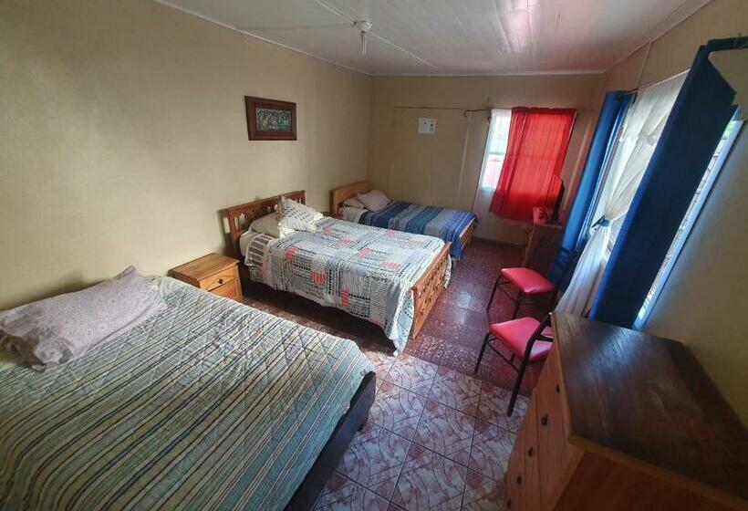 Номер Стандарт Трехместный, Laura Hostal