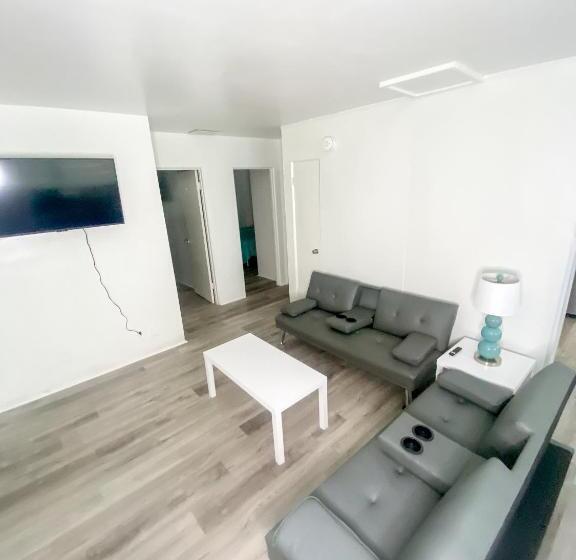 Люкс 2 Спальни, Uptown Inn & Suites