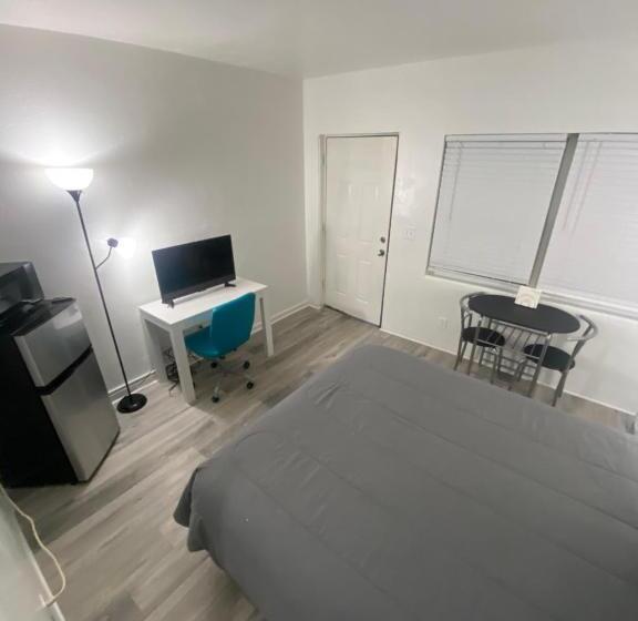 Студия Deluxe, Uptown Inn & Suites