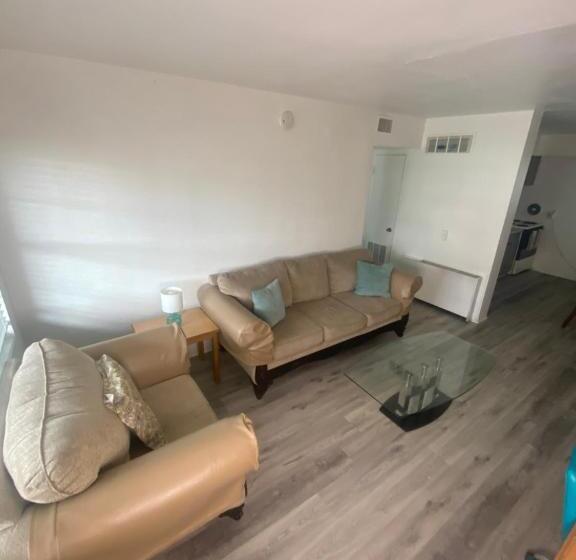 Люкс 2 Спальни, Uptown Inn & Suites