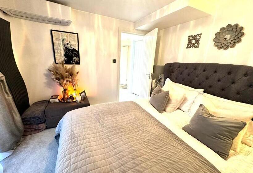 Номер Стандарт, Modern Double Room With Fire Tv