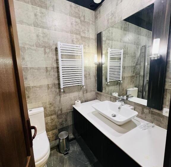 اتاق اکونومی, Green Hotel Ang