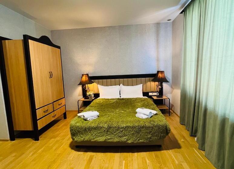 اتاق ساده سه‌ نفره, Green Hotel Ang