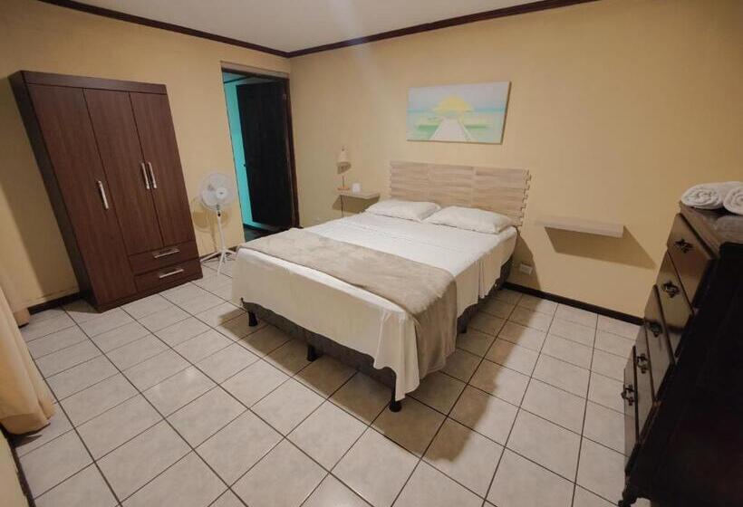 جناح جونيور, Casa Escalante Hostel