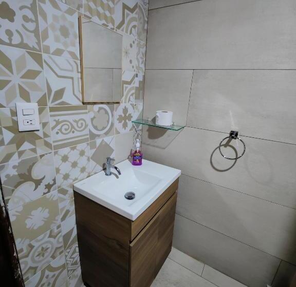جناح جونيور, Casa Escalante Hostel