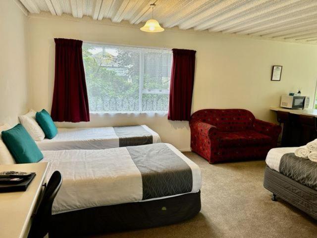 패밀리 스튜디오, Parkside Motel And Apartments