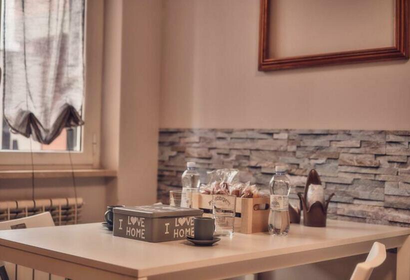 اتاق لوکس, Travelershome Ciampino 170 Station Street