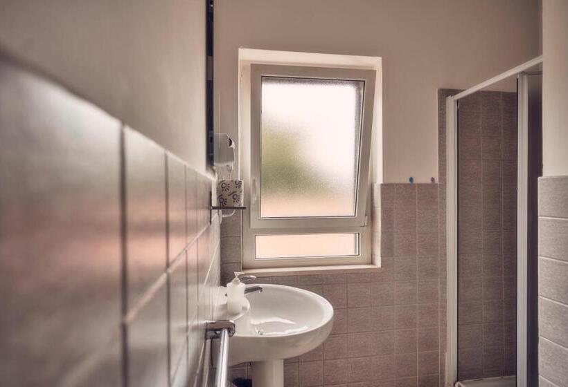 اتاق لوکس, Travelershome Ciampino 170 Station Street