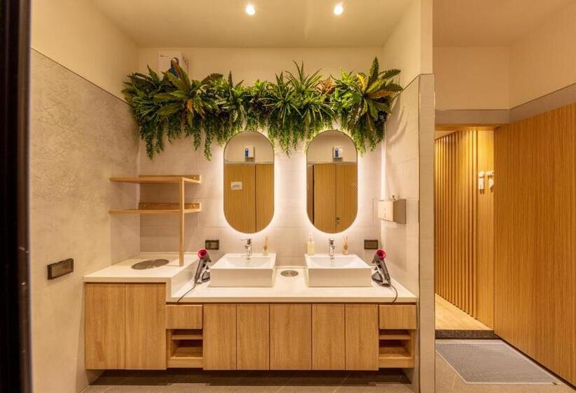 تختخواب در اتاق مشترک, Cho Stay Capsule Hotel Taoyuan Airport T2